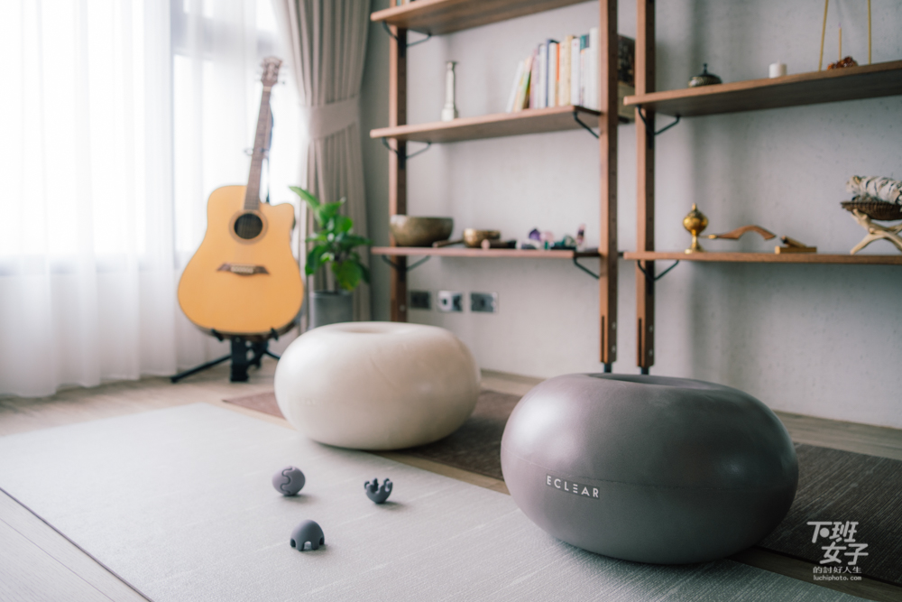 在家運動器材推薦｜ELECOM ECLEAR瑜珈球抗力球，還有最美北歐風瑜珈墊推薦、超方便的腳底按摩器！