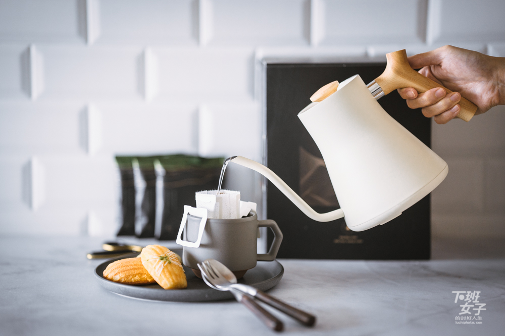 家裡有一隻咖啡手沖壺可以注水比較容易得到咖啡的好風味，沒有的話就盡量找可以沖出細長水柱的容器（茶壺、快煮壺......）。