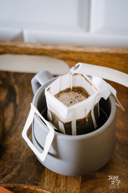 家裡有一隻咖啡手沖壺可以注水比較容易得到咖啡的好風味，沒有的話就盡量找可以沖出細長水柱的容器（茶壺、快煮壺......）。