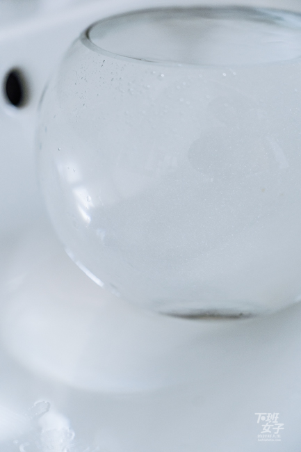 裝在玻璃容器裡，可以清楚看到微氣泡，一片白茫茫。