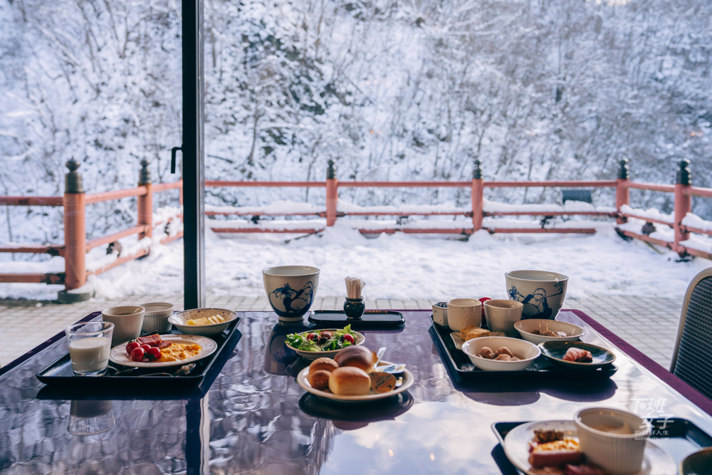 能夠坐在這片雪景旁吃早餐的我們，覺得自己真是太幸福啦。