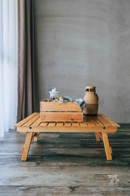 房間內有一張小木桌可以擺放早餐吃