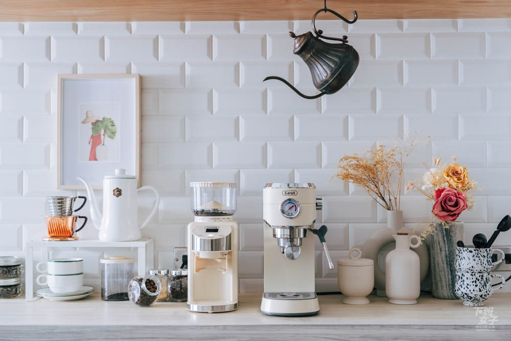 Gevi 家用咖啡大師組合：抗靜電錐刀磨豆機（左）、半自動義式咖啡機（右），平實的價格、外觀美、功能強，讓我們來開箱給大家！