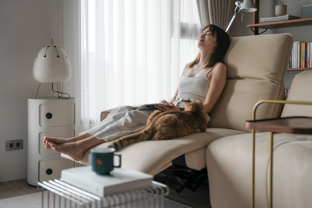 電動沙發推薦!買電動沙發會不會後悔?MR. LIVING 居家先生 泡芙 2.0 零壓力電動沙發,也太神了吧! ▼MR. LIVING 居家先生推出 泡芙 2.0 零壓力電動沙發,有電動沙發的舒適,又有防貓抓科技布,完美解決我們的痛點,一推出我們立刻決定要換!