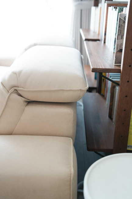 電動沙發推薦!買電動沙發會不會後悔?MR. LIVING 居家先生 泡芙 2.0 零壓力電動沙發,也太神了吧! ▼經過設計的泡芙 2.0可以直接靠在牆上也沒問題,我們是直接靠在書架上。