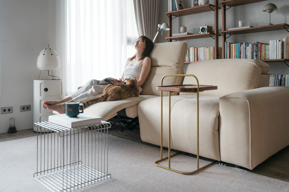 電動沙發推薦!買電動沙發會不會後悔?MR. LIVING 居家先生 泡芙 2.0 零壓力電動沙發,也太神了吧! ▼貓布丁總是跟下班女子Chi一同窩在沙發上,可能也感受到 泡芙 2.0 的Q彈舒適