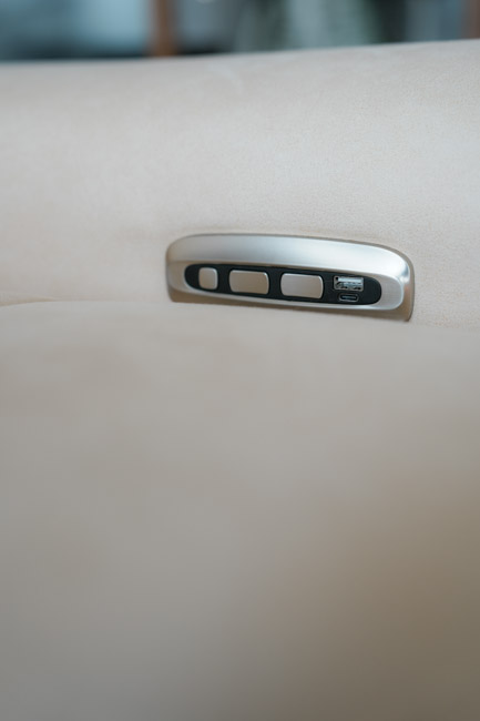 電動沙發推薦!買電動沙發會不會後悔?MR. LIVING 居家先生 泡芙 2.0 零壓力電動沙發,也太神了吧! 一鍵收放!MR. LIVING 居家先生的家具向來設計得很貼心,最左邊的方形按鈕,一按沙發就能恢復原形,不必再自己調來調去