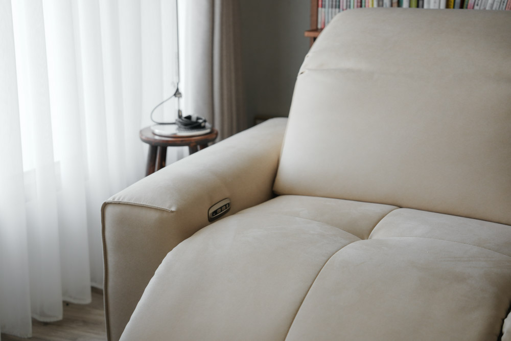 電動沙發推薦!買電動沙發會不會後悔?MR. LIVING 居家先生 泡芙 2.0 零壓力電動沙發,也太神了吧! 泡芙2.0非常貼心地將按鈕與充電座設計在沙發內側,一來好按,二來也較美觀