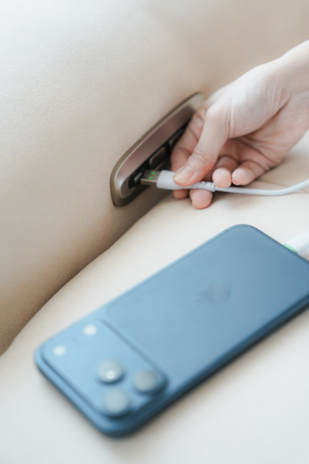 電動沙發推薦!買電動沙發會不會後悔?MR. LIVING 居家先生 泡芙 2.0 零壓力電動沙發,也太神了吧! ▼雙插座有USB孔,也有type C孔,滿足大家的需求,可以邊滑手機邊躺沙發也不怕沒電了