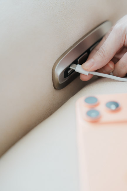 電動沙發推薦!買電動沙發會不會後悔?MR. LIVING 居家先生 泡芙 2.0 零壓力電動沙發,也太神了吧! 可以邊滑手機邊躺沙發也不怕沒電了