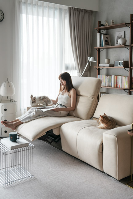 電動沙發推薦!買電動沙發會不會後悔?MR. LIVING 居家先生 泡芙 2.0 零壓力電動沙發,也太神了吧! ▼兔子奶茶也很愛跑來一起,再也不是沙發破壞王!