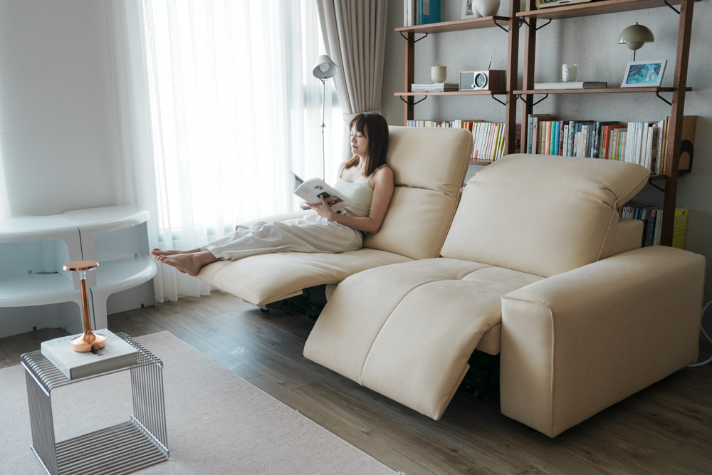 電動沙發推薦!買電動沙發會不會後悔?MR. LIVING 居家先生 泡芙 2.0 零壓力電動沙發,也太神了吧! ▼我們家的泡芙 2.0 零壓力電動沙發是 212cm三人座 / 科技貓抓布 象牙白