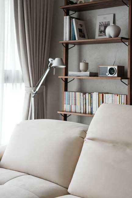 電動沙發推薦!買電動沙發會不會後悔?MR. LIVING 居家先生 泡芙 2.0 零壓力電動沙發,也太神了吧! ▼我們也是選擇障礙考慮很久,最後決定象牙白色系,反正不怕髒(咦)