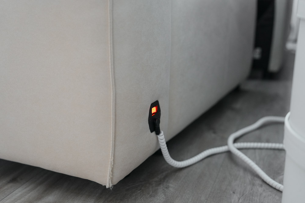 電動沙發推薦!買電動沙發會不會後悔?MR. LIVING 居家先生 泡芙 2.0 零壓力電動沙發,也太神了吧! ▼每個電動位都有獨立斷電開關,節能又安全!