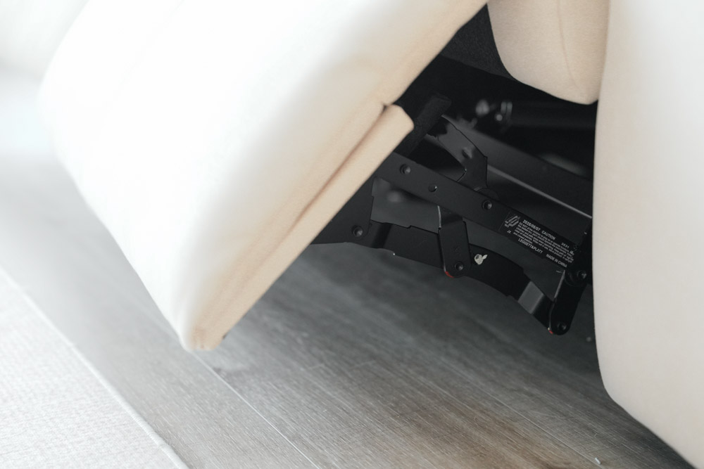 電動沙發推薦!買電動沙發會不會後悔?MR. LIVING 居家先生 泡芙 2.0 零壓力電動沙發,也太神了吧! ▼骨架使用美國 Leggett & Platt(禮恩牌),目前實測一個月下來,非常滑順