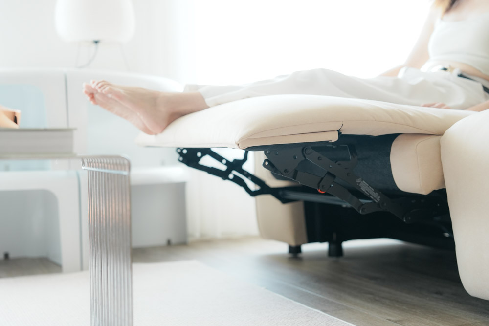 電動沙發推薦!買電動沙發會不會後悔?MR. LIVING 居家先生 泡芙 2.0 零壓力電動沙發,也太神了吧! ▼骨架穩固又耐用外,也有兩年結構保固