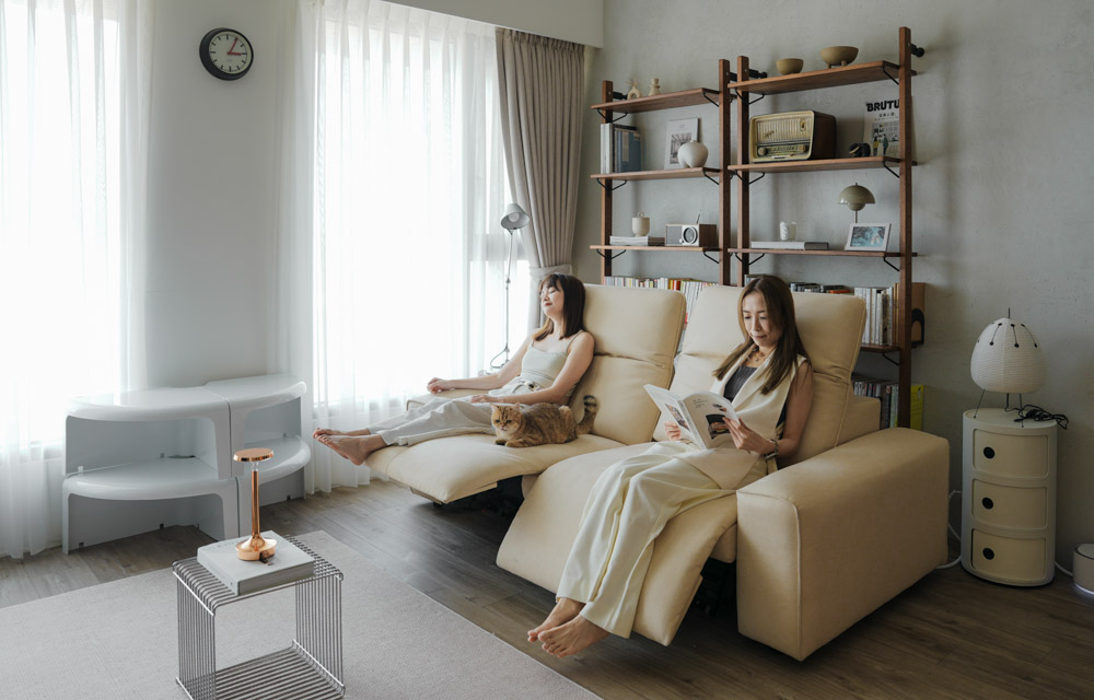 電動沙發推薦!買電動沙發會不會後悔?MR. LIVING 居家先生 泡芙 2.0 零壓力電動沙發,也太神了吧! ▼寵物、小孩能跟你一起好好坐在沙發上,我想這就是家的樣子吧!